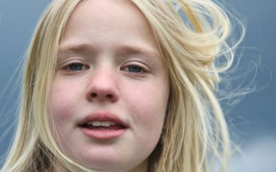 Energisk pige kigger ind i kameraet